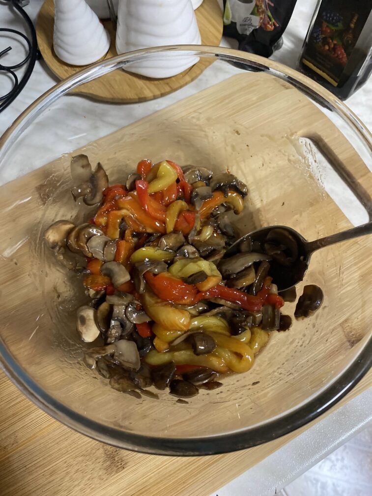 Фото рецепта - Салат с печёным перцем и шампиньонами - шаг 6