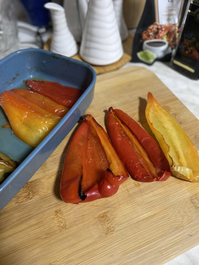 Фото рецепта - Салат с печёным перцем и шампиньонами - шаг 4