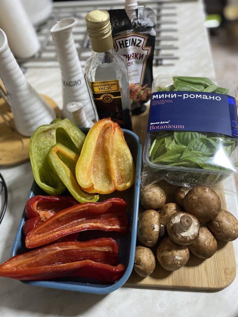 Фото рецепта - Салат с печёным перцем и шампиньонами - шаг 1