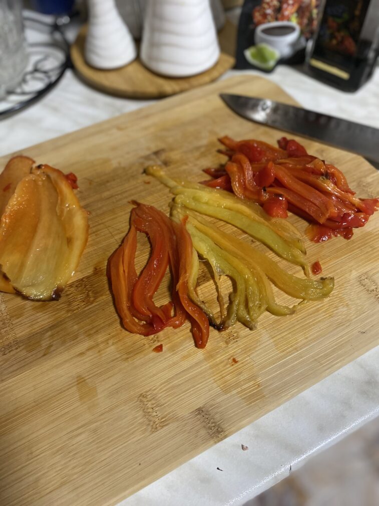 Фото рецепта - Салат с печёным перцем и шампиньонами - шаг 5