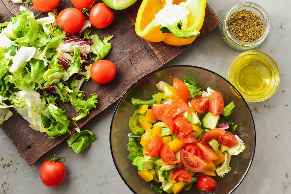 Фото рецепта - Салат с помидорами, болгарским перцем, авокадо - шаг 3