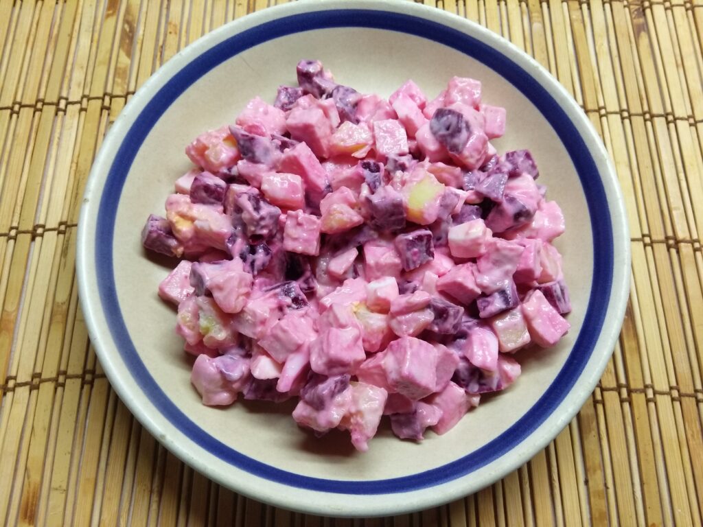 Фото рецепта - Салат со свеклой, колбасой и картофелем - шаг 6
