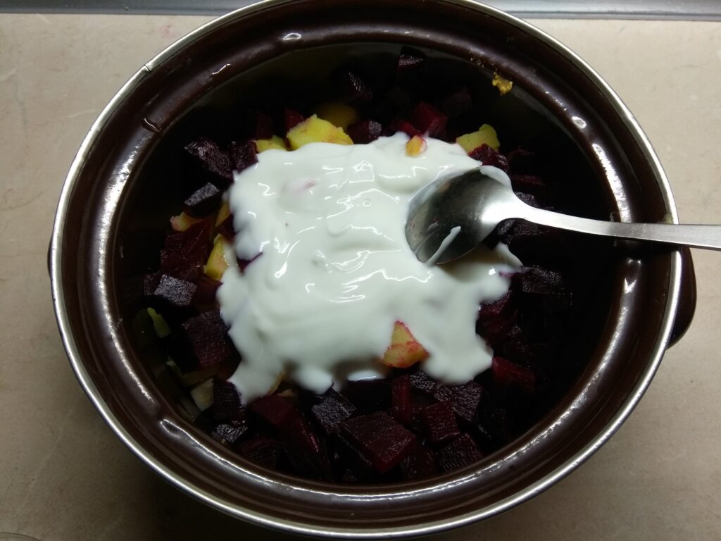 Фото рецепта - Салат со свеклой, колбасой и картофелем - шаг 5