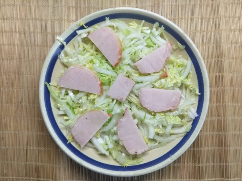 Фото рецепта - Салат со свиным балыком, сыром Бри и виноградом - шаг 2