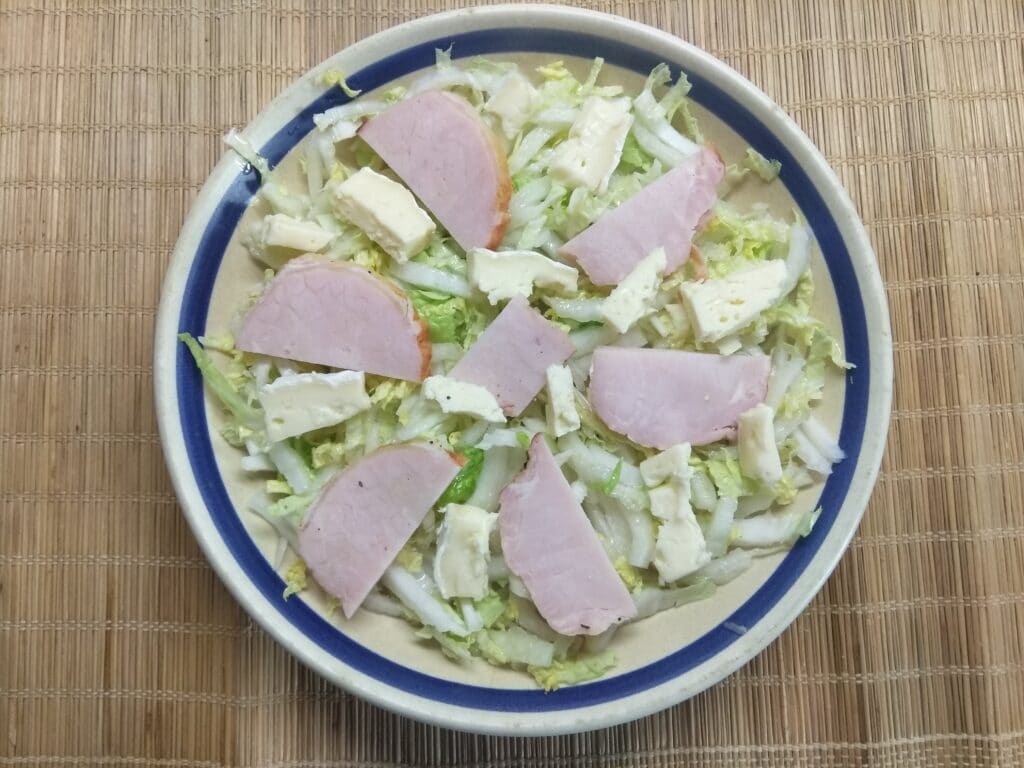 Фото рецепта - Салат со свиным балыком, сыром Бри и виноградом - шаг 3