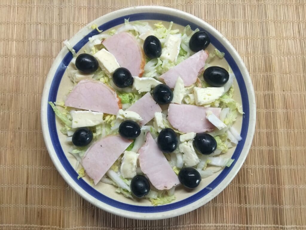 Фото рецепта - Салат со свиным балыком, сыром Бри и виноградом - шаг 4