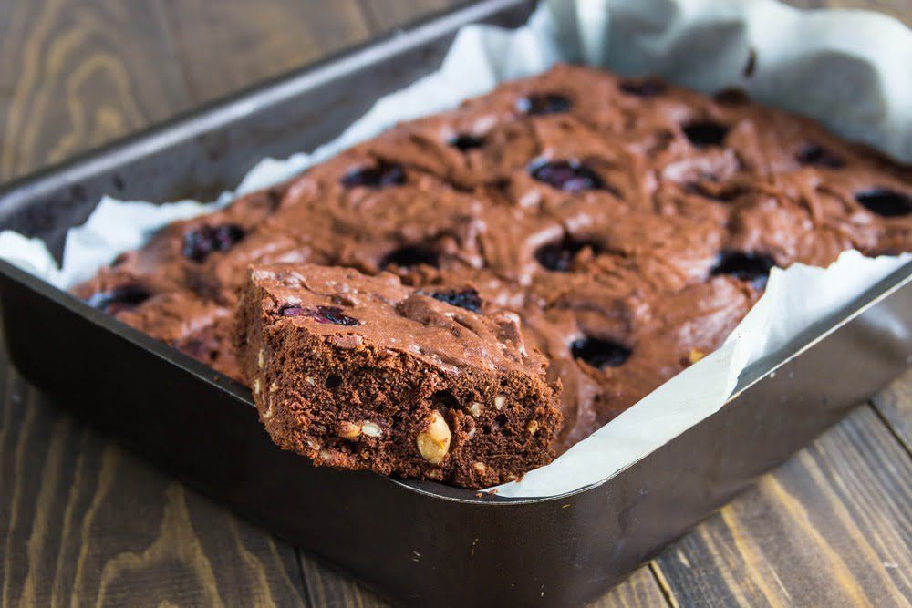 Фото рецепта - Шоколадный брауни с черникой и орешками - шаг 13