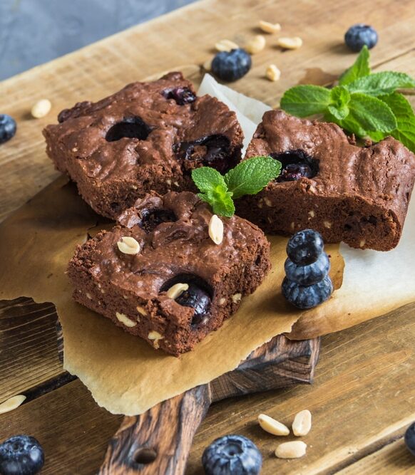 Фото рецепта - Шоколадный брауни с черникой и орешками - шаг 15