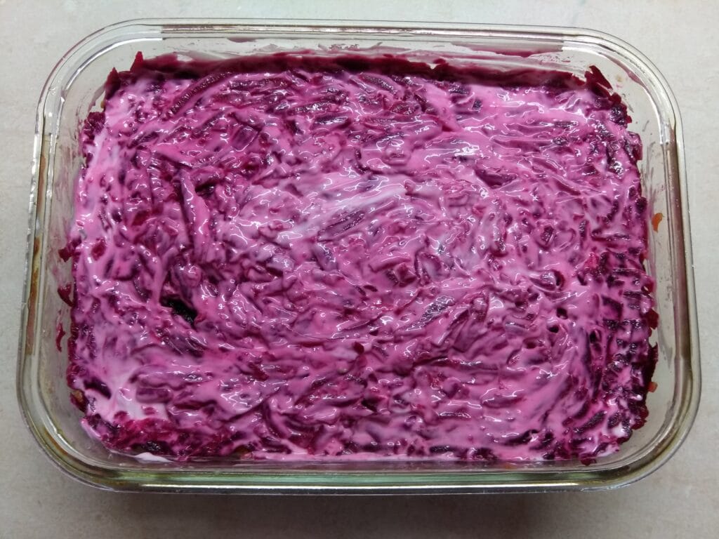 Фото рецепта - Слоеный салат с куриной печенью и овощами - шаг 6