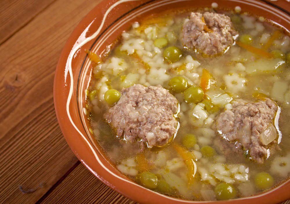 Фото рецепта - Суп с фрикадельками, макаронами и горошком - шаг 6
