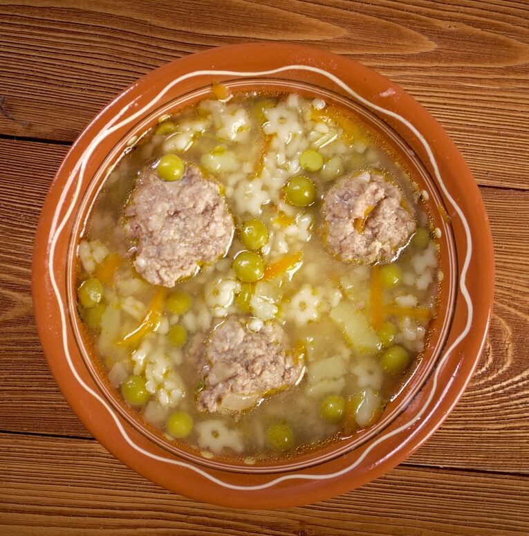 Фото рецепта - Суп с фрикадельками, макаронами и горошком - шаг 7