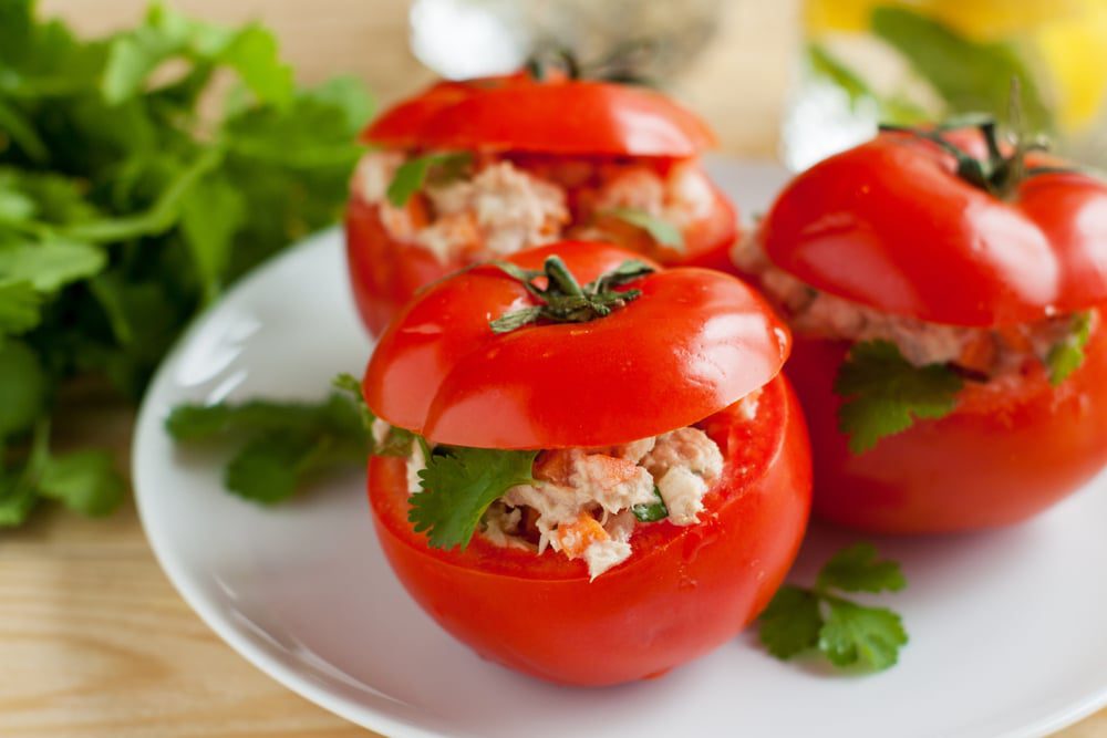 Фото рецепта - Свежие помидоры, фаршированные тунцом и овощами - шаг 5