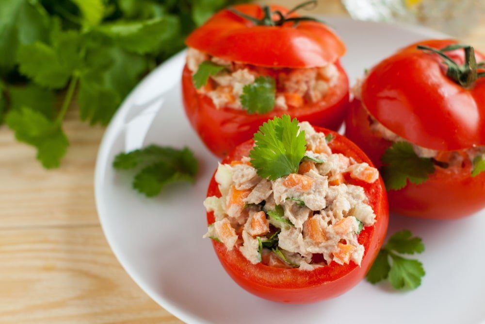 Фото рецепта - Свежие помидоры, фаршированные тунцом и овощами - шаг 4