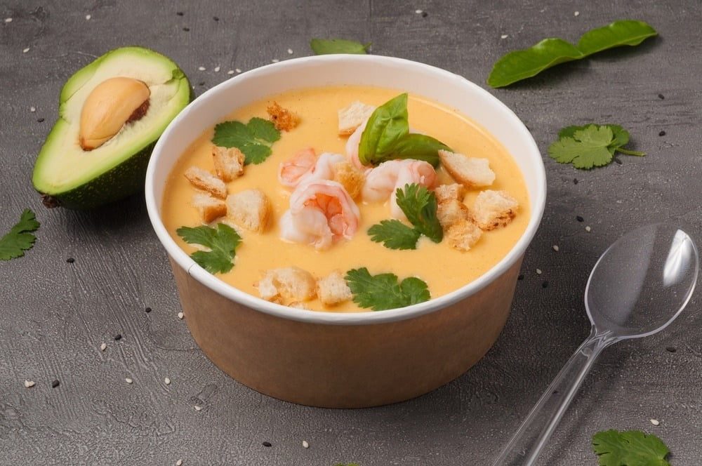 Фото рецепта - Сырный суп с креветками и сухариками - шаг 5