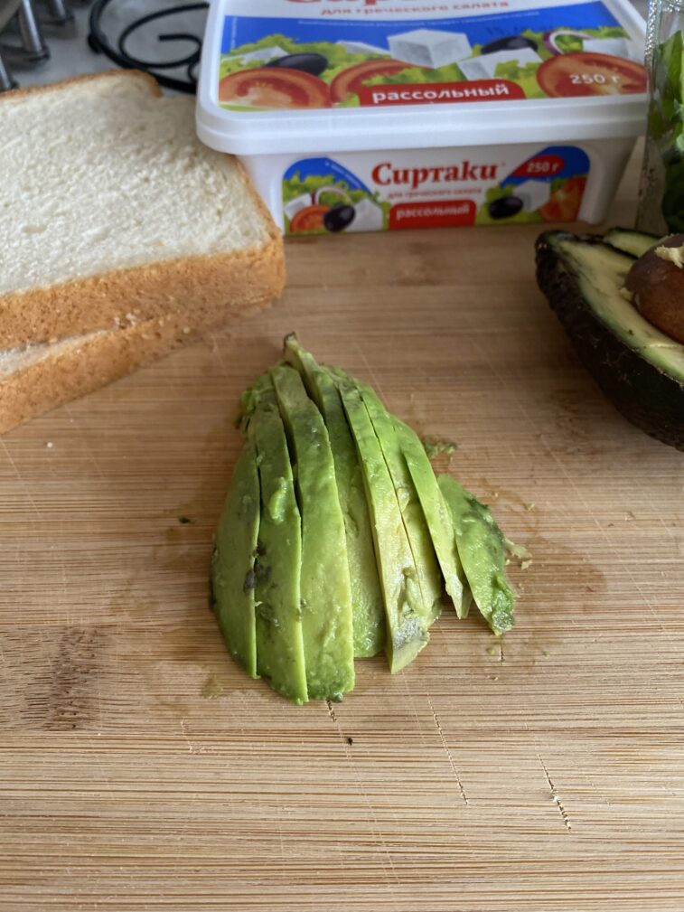 Фото рецепта - Тост с авокадо и грибами - шаг 5