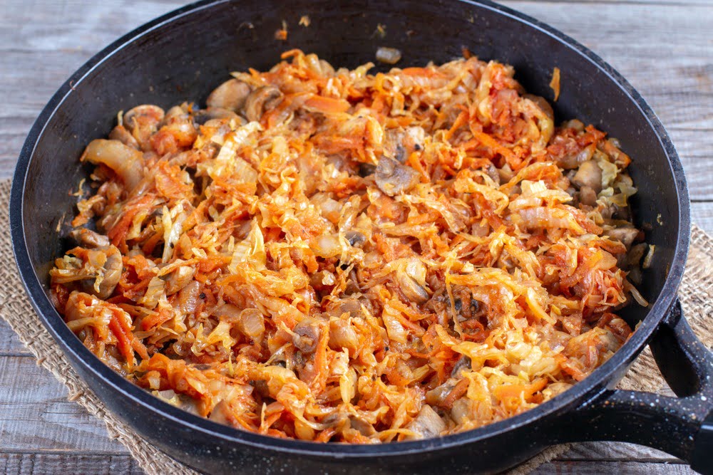 Фото рецепта - Тушеная капуста с луком, морковью и грибами - шаг 9