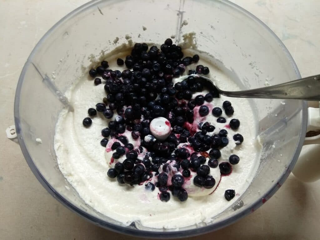Фото рецепта - Творожный кекс с черникой и персиками - шаг 3
