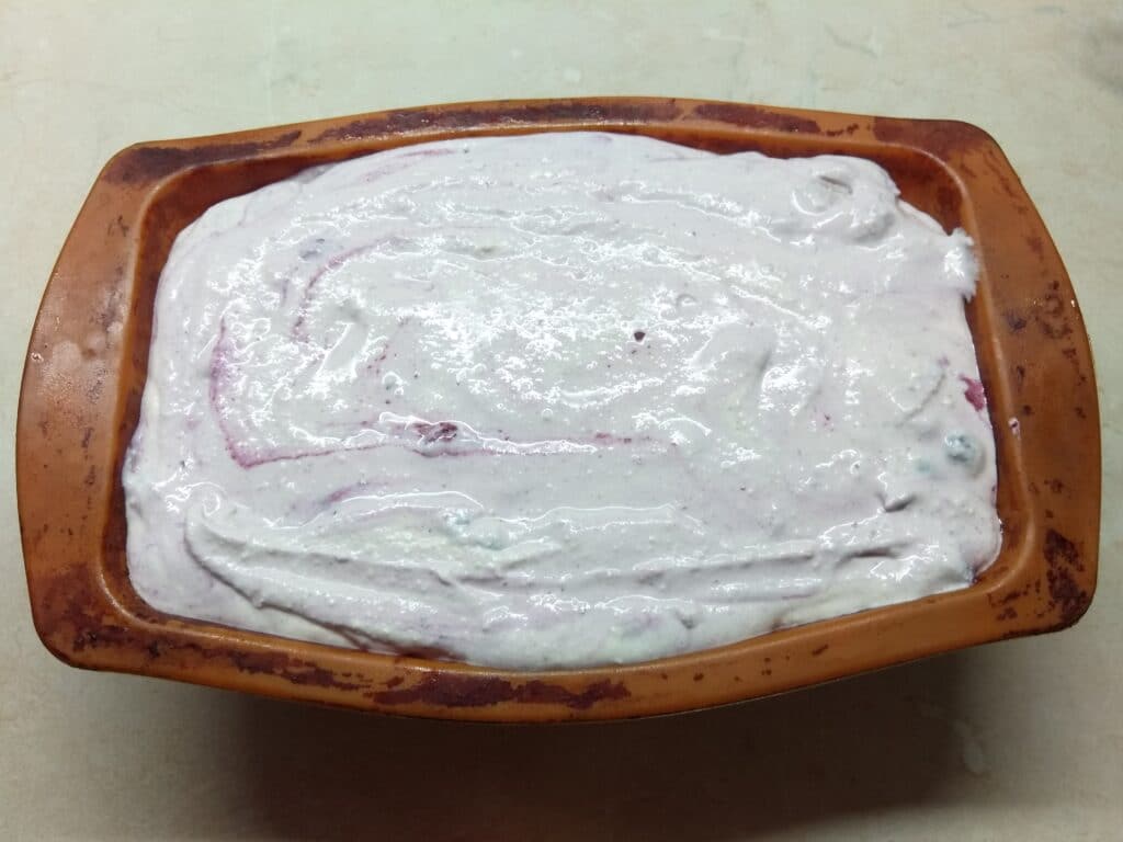 Фото рецепта - Творожный кекс с черникой и персиками - шаг 5
