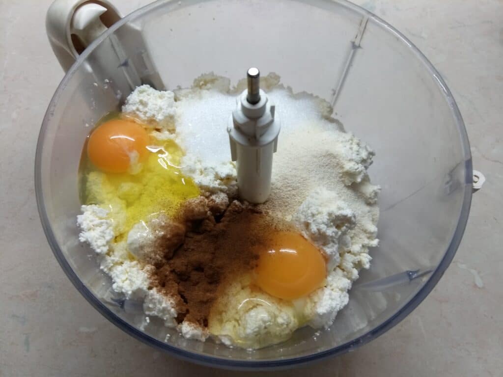 Фото рецепта - Творожный кекс с черникой и персиками - шаг 2