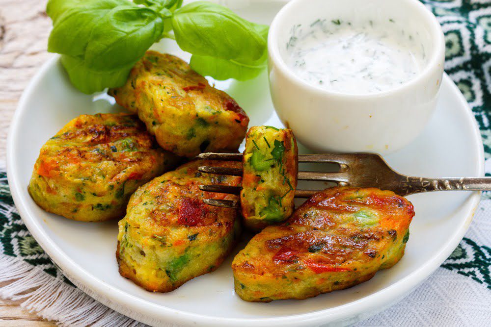 Фото рецепта - Вегетарианские картофельные котлеты с овощами - шаг 7