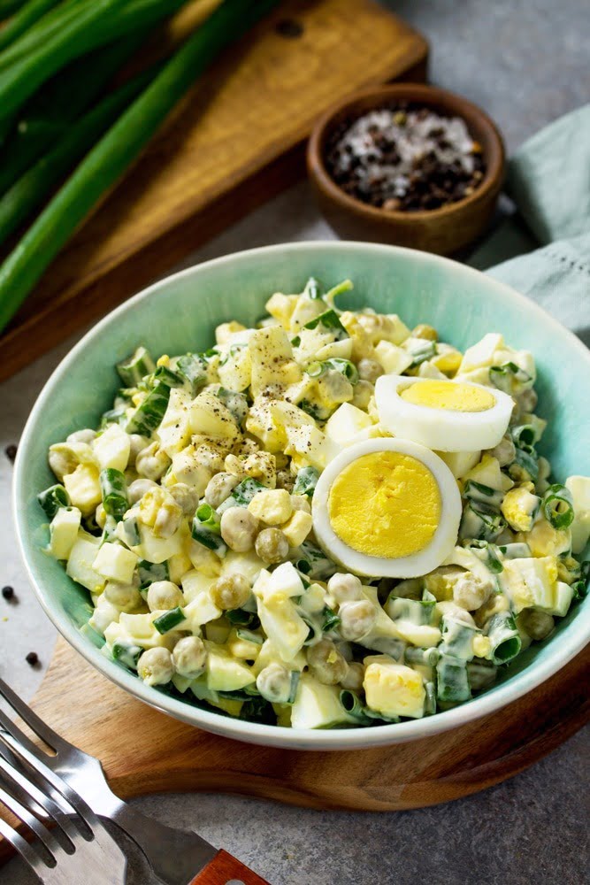 Фото рецепта - Витаминный салат из яиц и горошка - шаг 6