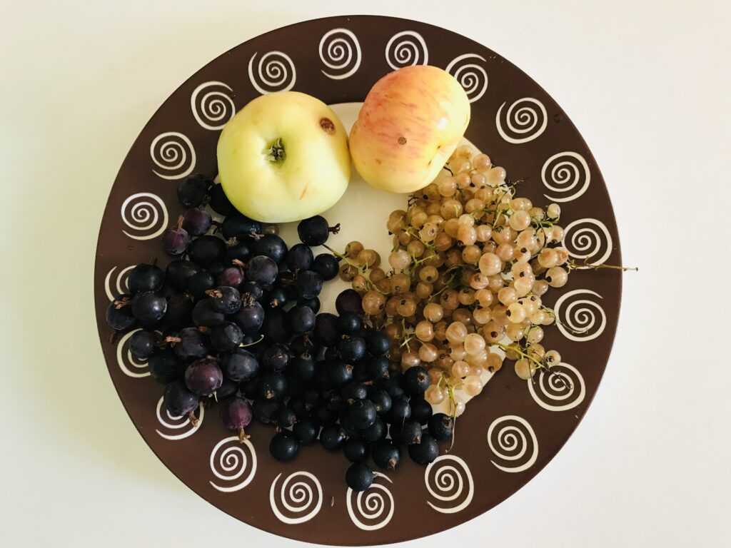 Фото рецепта - Вкусный компот из свежих яблок и ягод - шаг 1