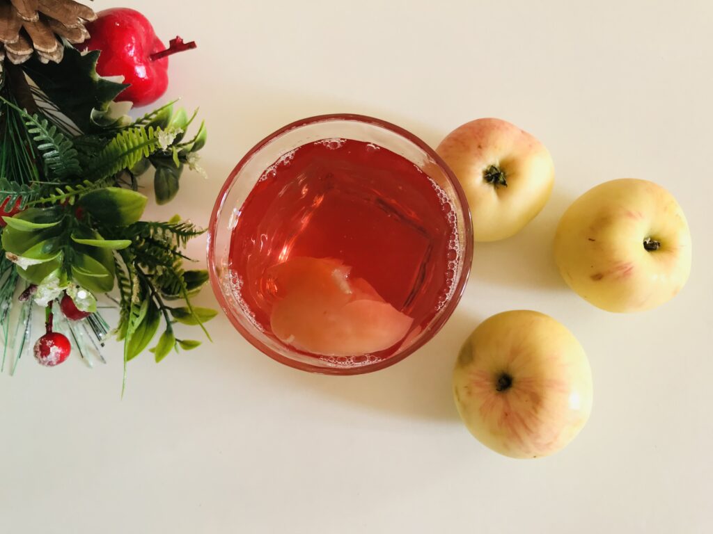 Фото рецепта - Вкусный компот из свежих яблок и ягод - шаг 5