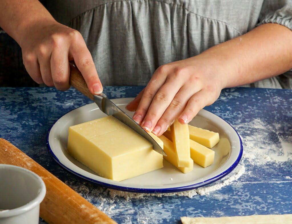 Фото рецепта - Запеченные сырные палочки в тесте - шаг 3