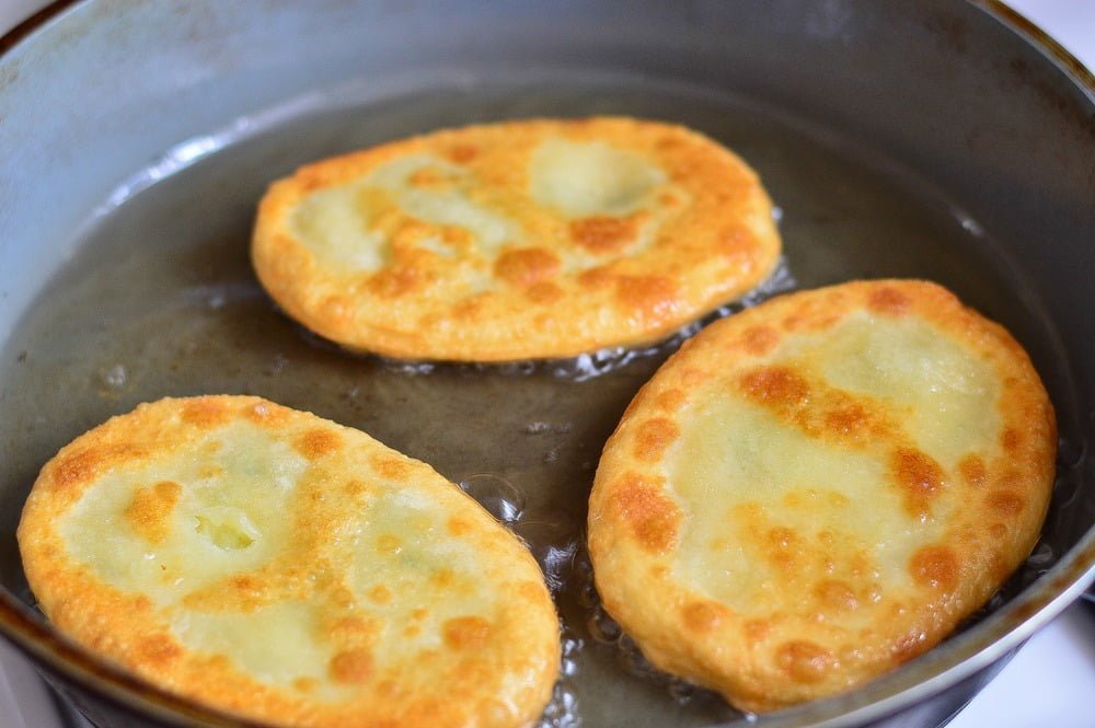 Фото рецепта - Жареные лепешки из картофельного пюре с укропом - шаг 6