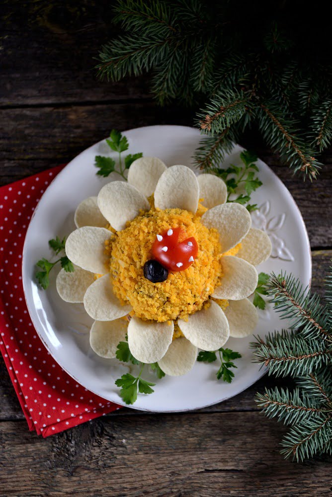Фото рецепта - Праздничный куриный салат «Цветок» - шаг 10