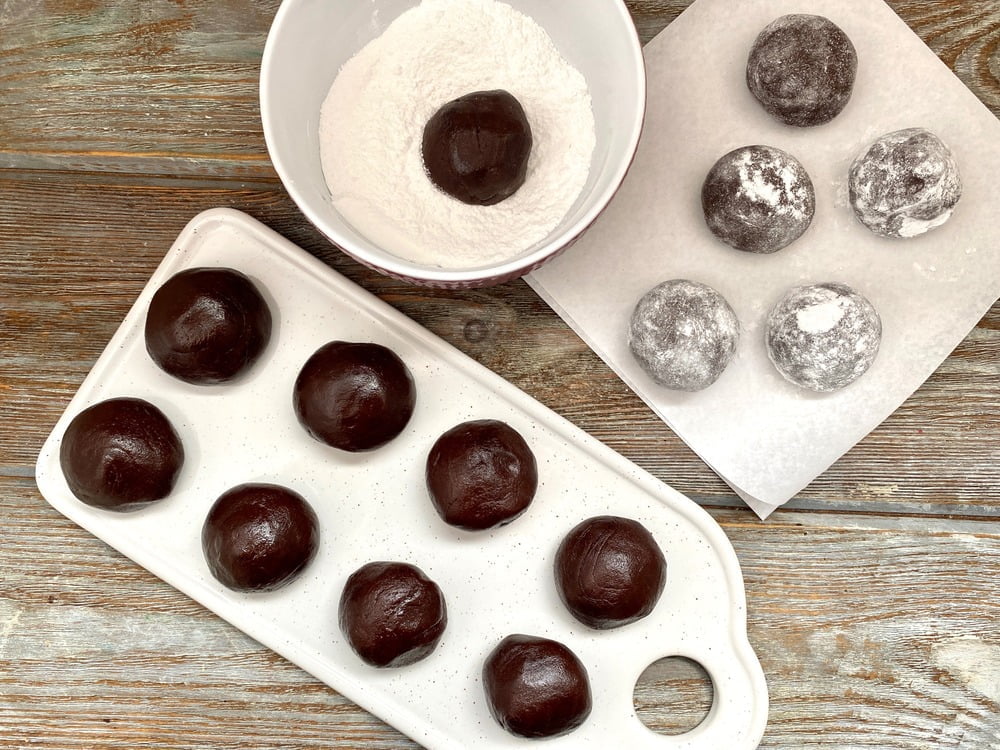 Фото рецепта - Шоколадное печенье с трещинками - шаг 8