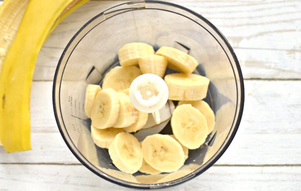 Фото рецепта - Смузи из банана и кефира - шаг 1