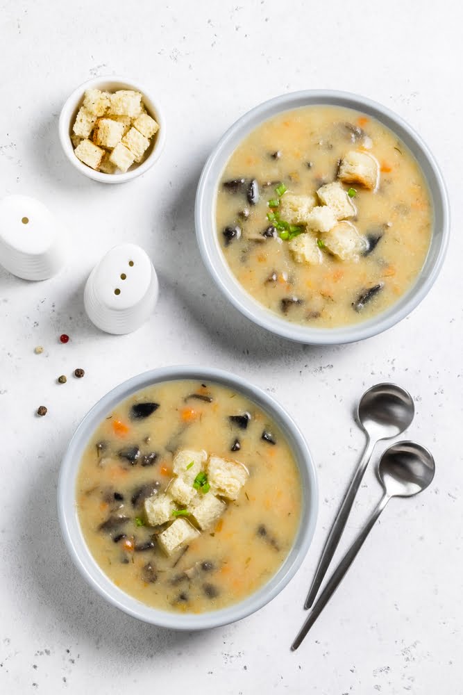 Фото рецепта - Суп с грибами и сыром - шаг 10