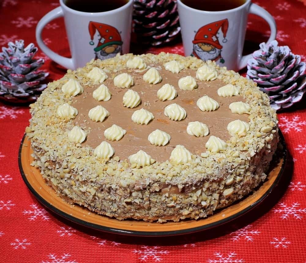 Фото рецепта - Киевский торт из безе и орехами - шаг 7