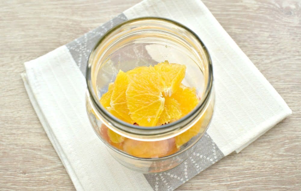 Фото рецепта - Компот на зиму с апельсинами и абрикосами - шаг 2