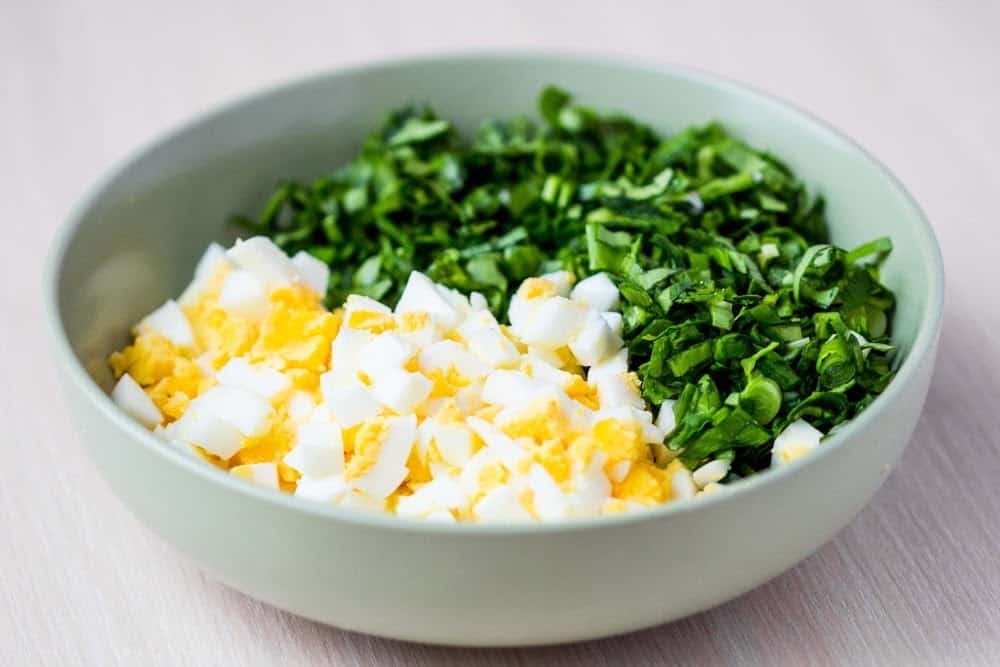 Фото рецепта - Салат из яиц с черемшой - шаг 3