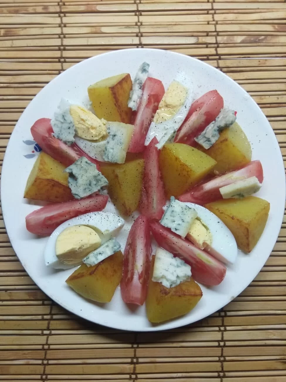 Картофельный салат с помидорами, яйцами и сыром