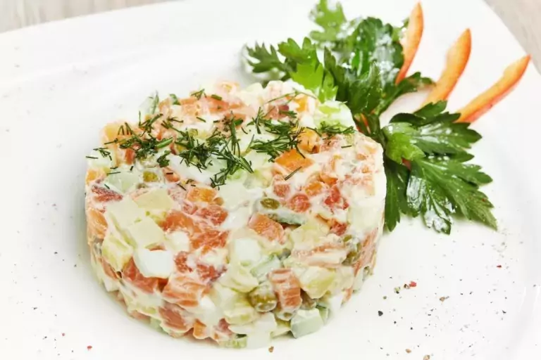 Салат Оливье – классический рецепт с красной рыбой и зеленым горошком