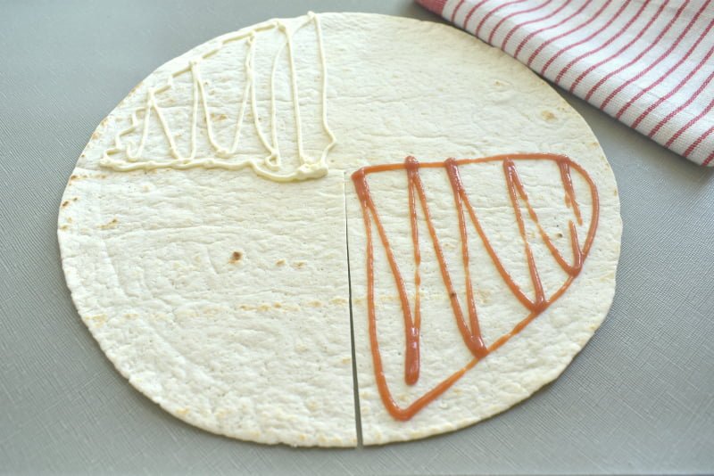 gorjachie buterbrody iz tortili s syrom i kolbasoj 521fb01 - Горячие бутерброды из тортильи с сыром и колбасой