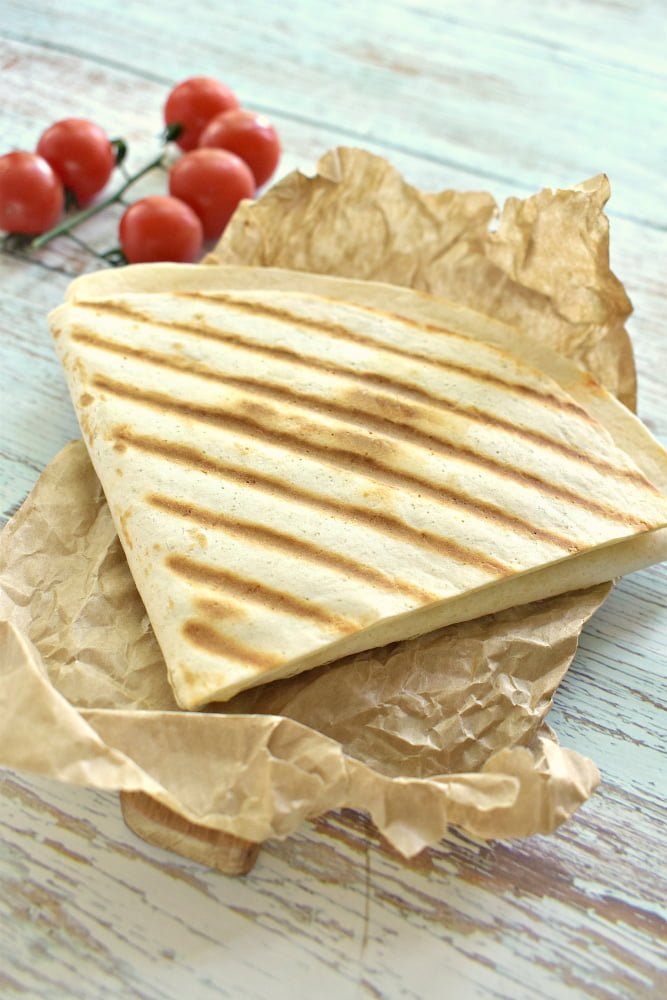 gorjachie buterbrody iz tortili s syrom i kolbasoj 8d3cd4b - Горячие бутерброды из тортильи с сыром и колбасой