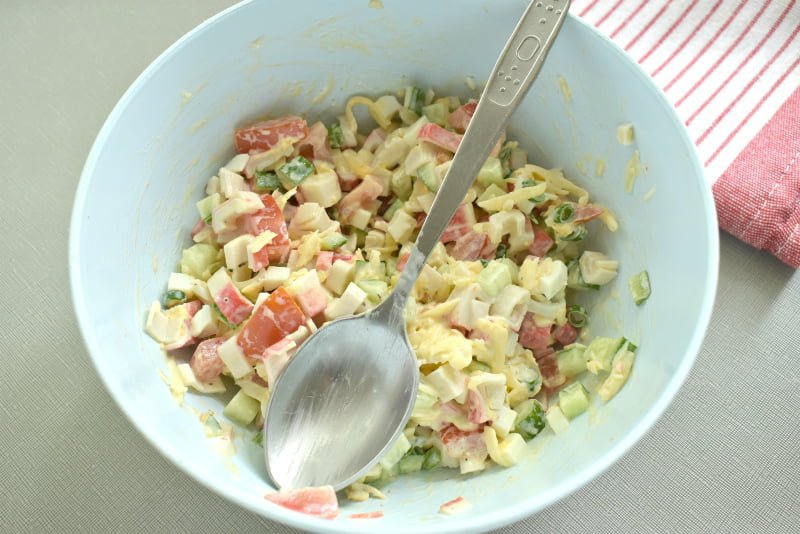krabovyj salat s syrom i jajcami 0a8bf99 - Крабовый салат с сыром и яйцами