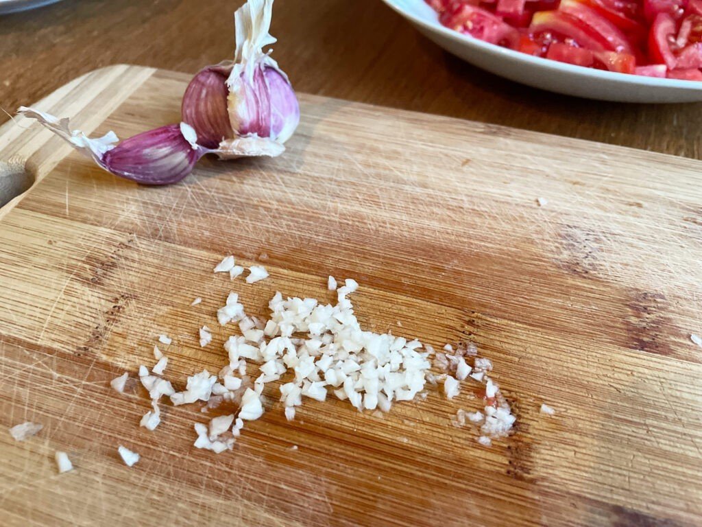salat iz pomidorov s chesnokom i smetanoj 2d5eb09 - Салат из помидоров с чесноком и сметаной