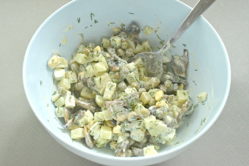 salat s zharenymi gribami i zeljonym goroshkom d533543 - Салат с жареными грибами и зелёным горошком