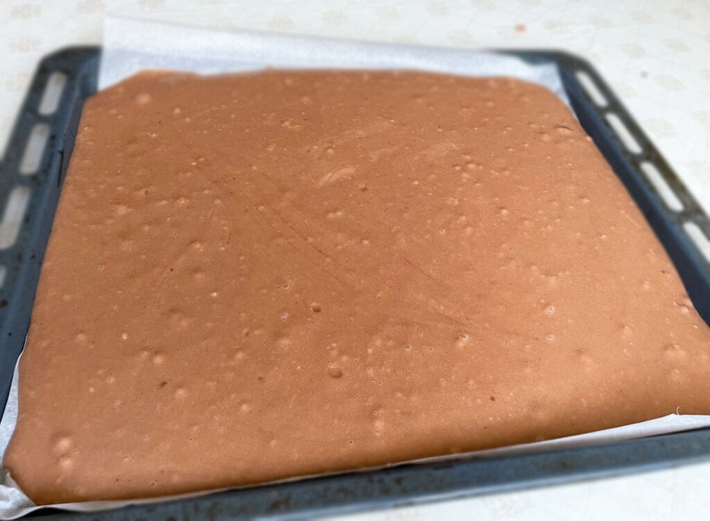 Фото рецепта - Простой бисквит для торта, кейкпопсов, кексов - шаг 5