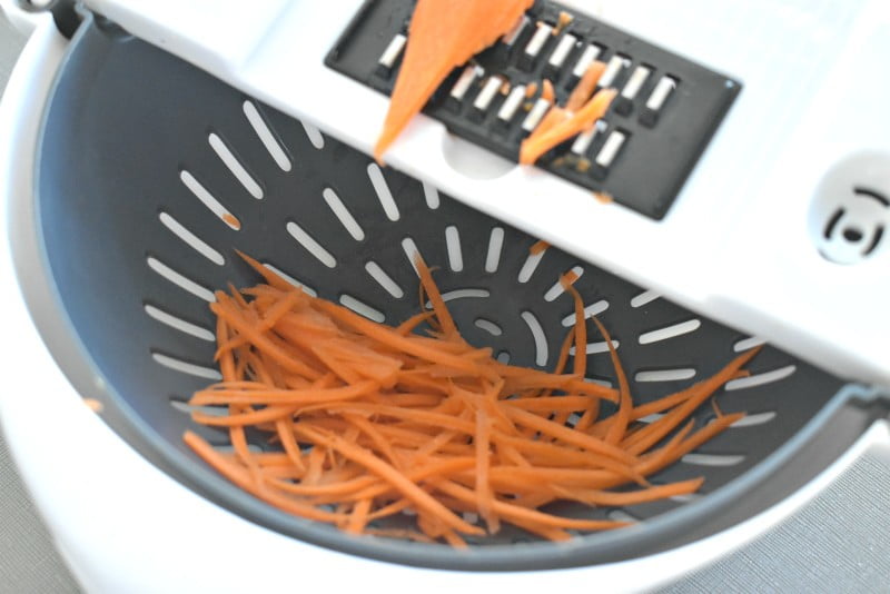 Фото рецепта - Салат из свёклы, моркови и грецких орехов - шаг 1