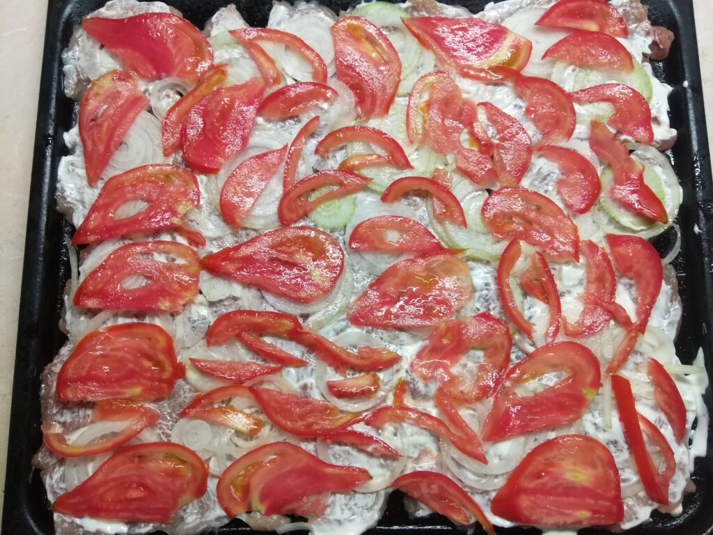 Фото рецепта - Запеченные свиные отбивные с помидорами и сыром - шаг 3