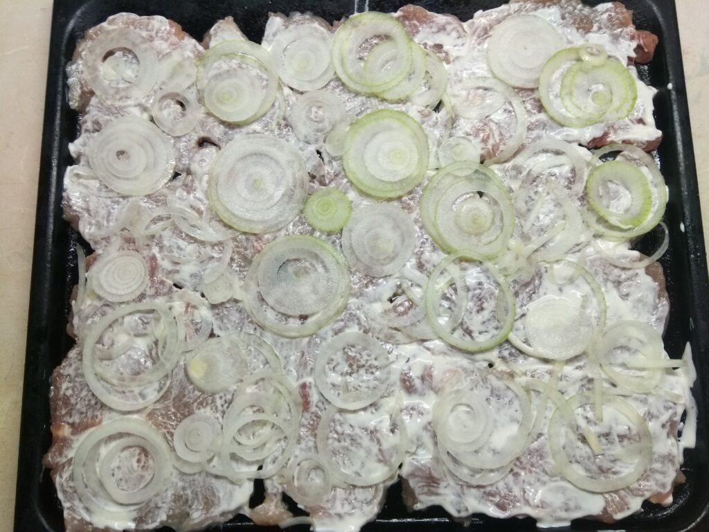 Фото рецепта - Запеченные свиные отбивные с помидорами и сыром - шаг 2