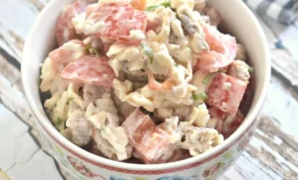 Bystryj salat s pomidorami i suharikami 7759992.webp