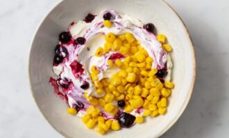 Desert s chernoj smorodinoj i molodoj kukuruzoj 5c87431.jpg