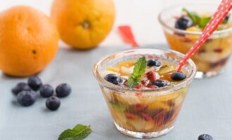 Fruktovyj salat s siropom 76c8581.jpg